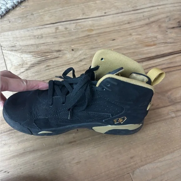 Jordan Black and Gold basketball shoes - Picture 4 of 5